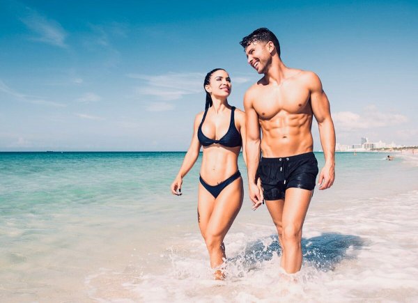 Парень и девушка в ромашках