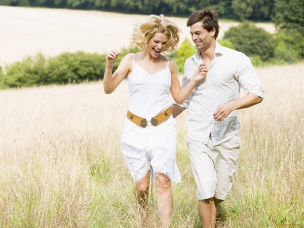 Парень с девушкой в венках