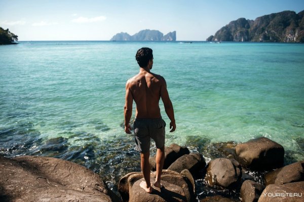 Парень на пляже со спины