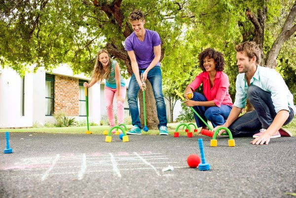 Дети играют на улице летом