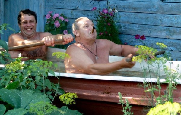 Мужик в ванной на даче