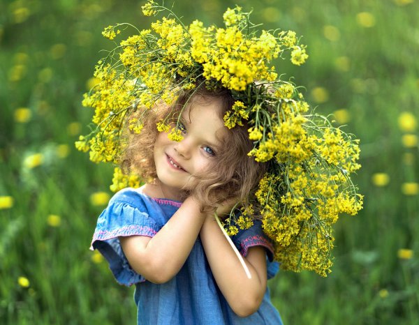 Девочка на прозрачном фоне