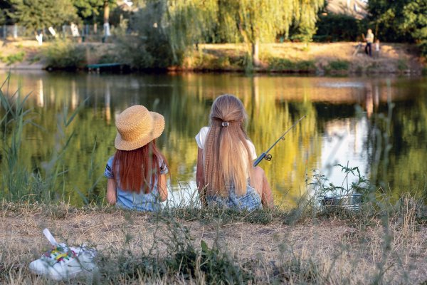 Девочки подростки на озере