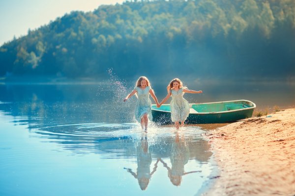 Дети на озере