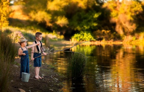 Дети на берегу реки
