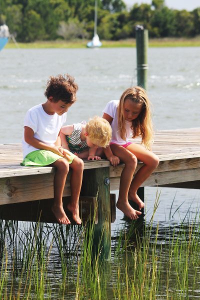 Дети на озере