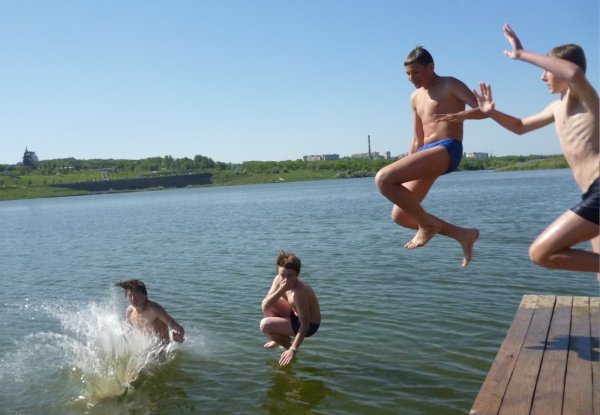 Дети купаются в море