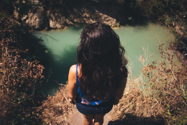 Девушка с каштановыми волосами со спины