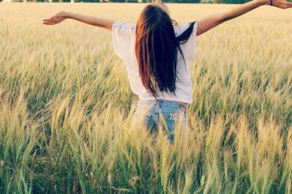 Девушка в цветах со спины