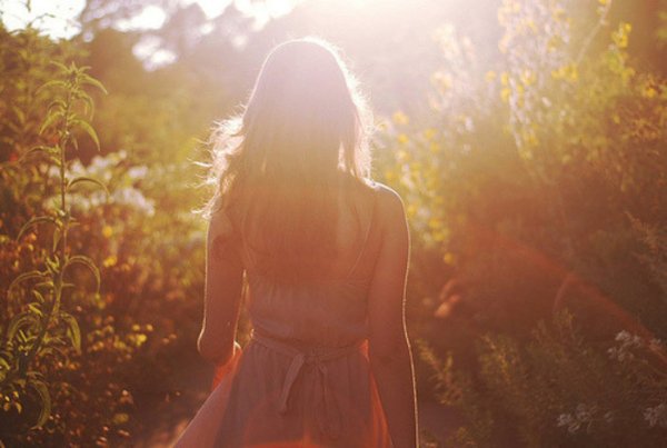 Красивая брюнетка со спины