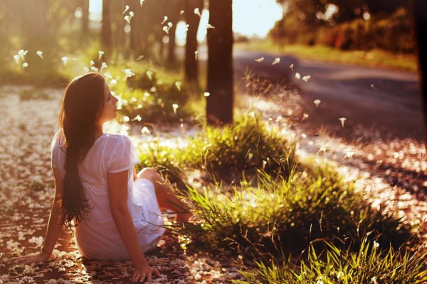 Брюнетка со спины