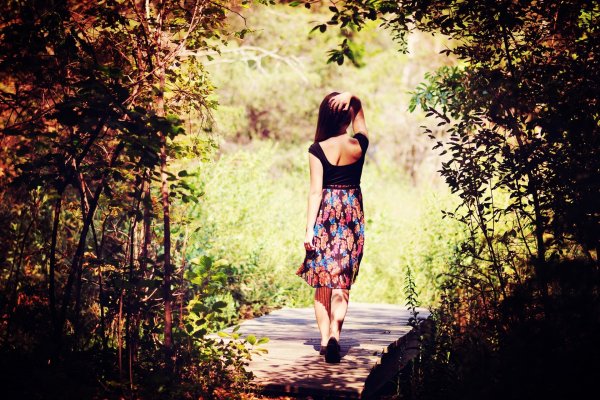 Девушка танцует в поле