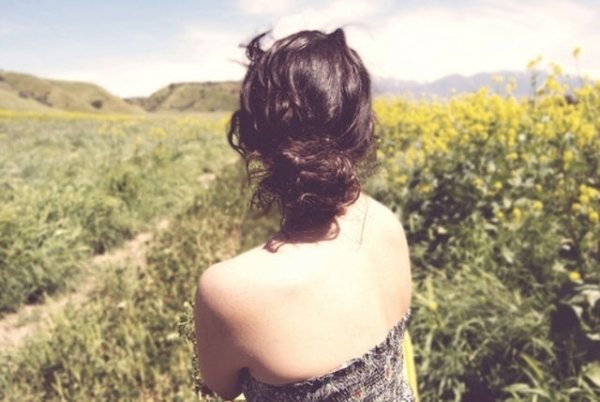 Девушка у реки