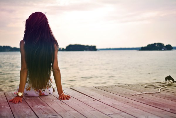 Девушка в поле со спины