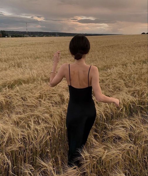 Красивая девушка в горах