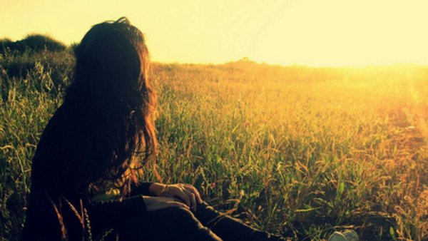 Девочка с темными волосами в поле