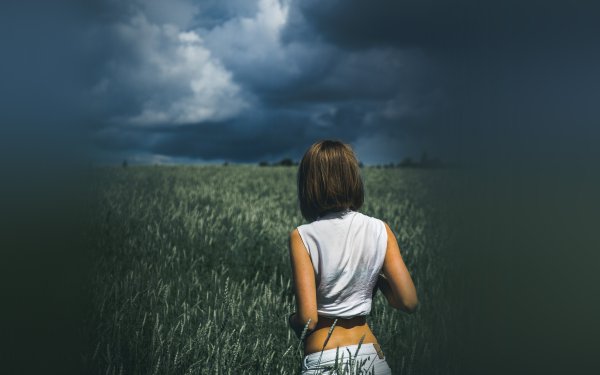 Красивая брюнетка со спины