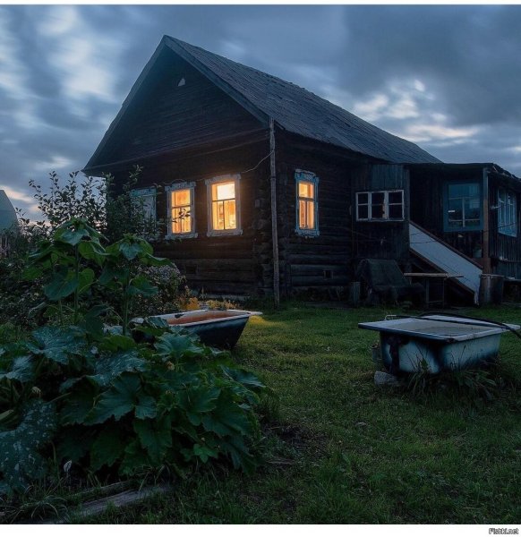 Деревенский дом ночью