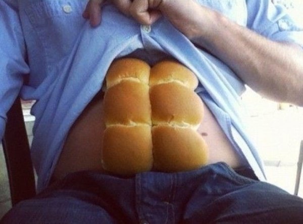 Парень с булочкой