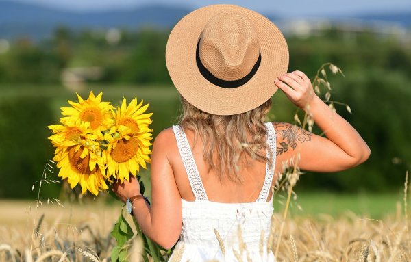 Девушка в соломенной шляпе в поле