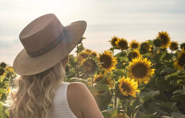 Девушка в шляпе в подсолнухах