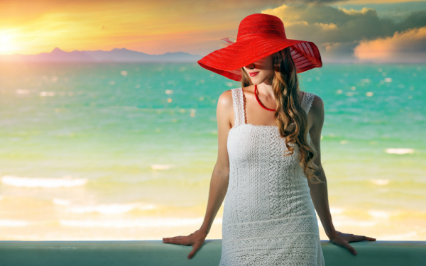 Женщина в шляпе на море