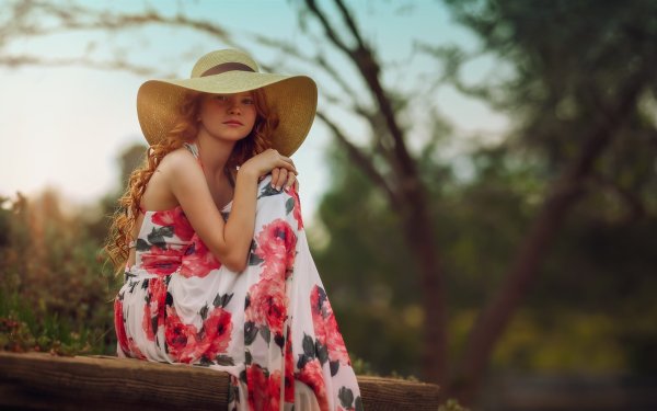 Девушка в шляпке летом