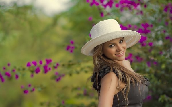 Красивые девушки в шляпках