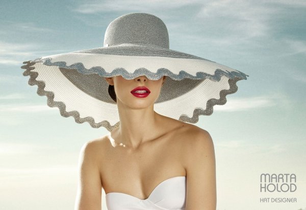 Женщина в шляпе на природе