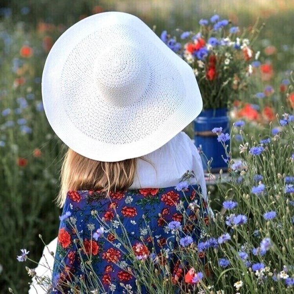 Девушка в шляпе в поле
