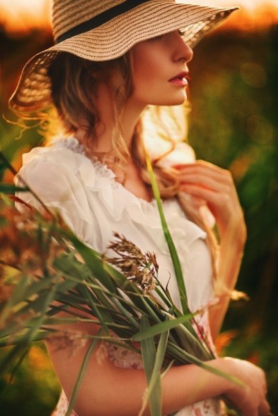 Девушка в шляпе в бассейне