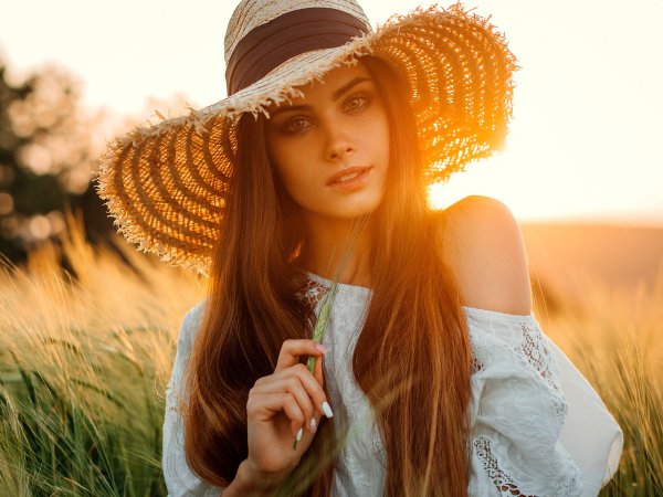 Девушка в шляпе на море