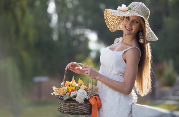 Девушка в соломенной шляпе