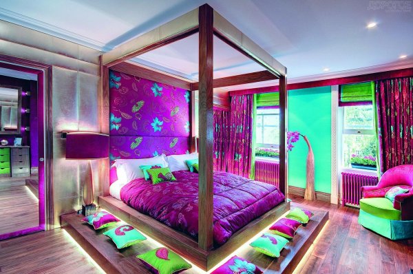 Яркая спальня в доме
