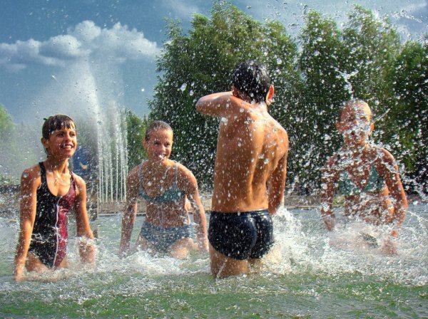 Лето люди купаются