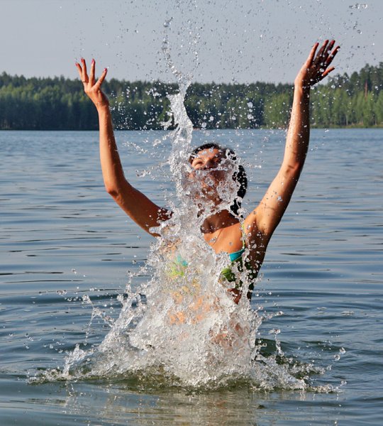 Люди купаются