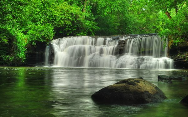 Пейзаж с водопадом и горами