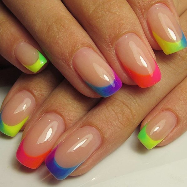 Цветной френч на ногтях миндальной формы (65 фото)
