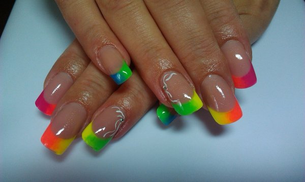Яркий френч на ногтях