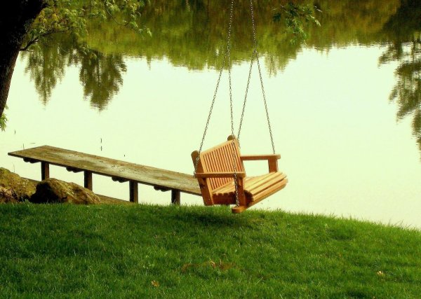 Деревянная качеля на природе