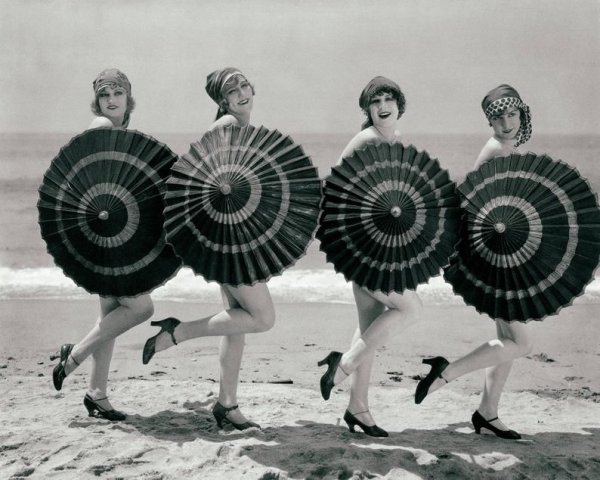 Девушки на пляже ретро