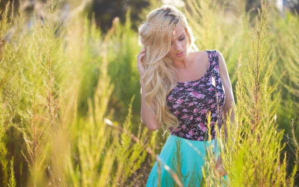 Красивые блондинки на природе