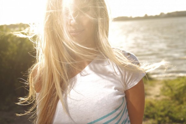 Девушка со светлыми волосами в очках