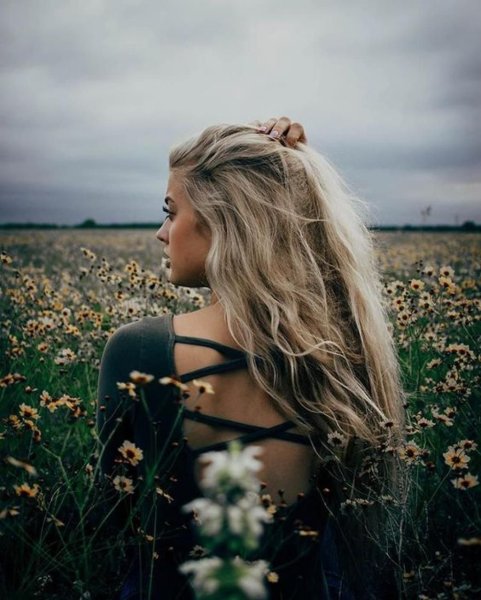 Девушка идет по берегу