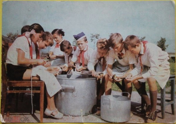 Плакаты в стиле пионеров