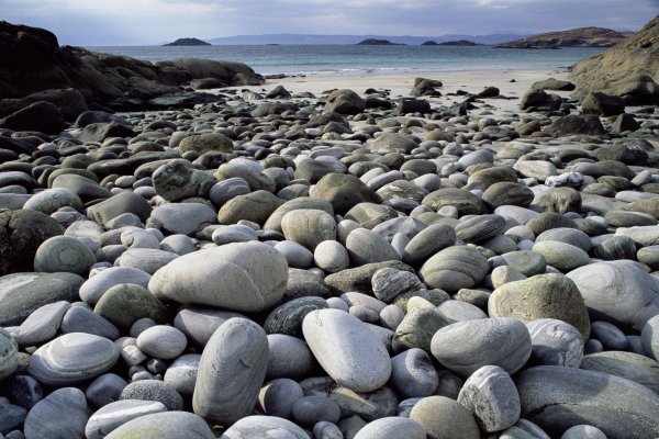 Круглые камни на берегу