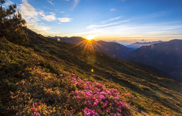 Горы Кавказа солнце