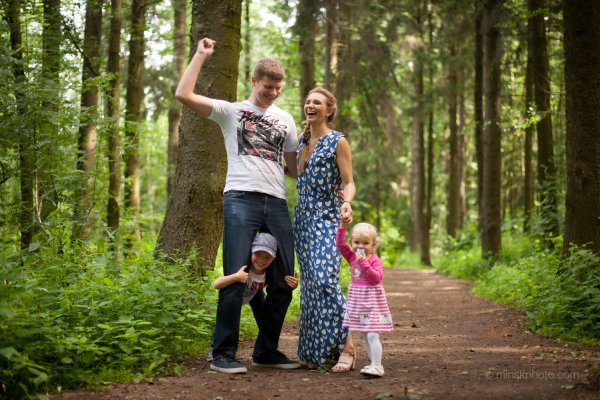 Семья в лесу