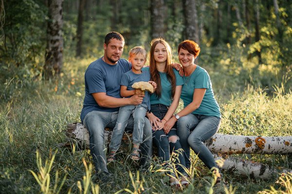 Семья в лесу