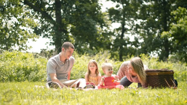 Пикник с семьей на природе